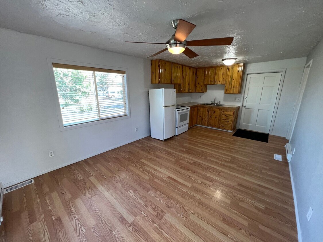 Foto del edificio - 1 bed 1 bath Apartment with Great Natural Light