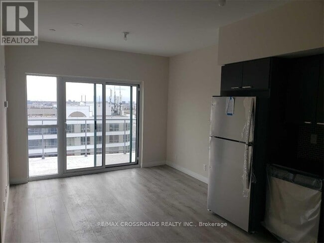 Photo du bâtiment - 2152-2152 Lawrence Ave E