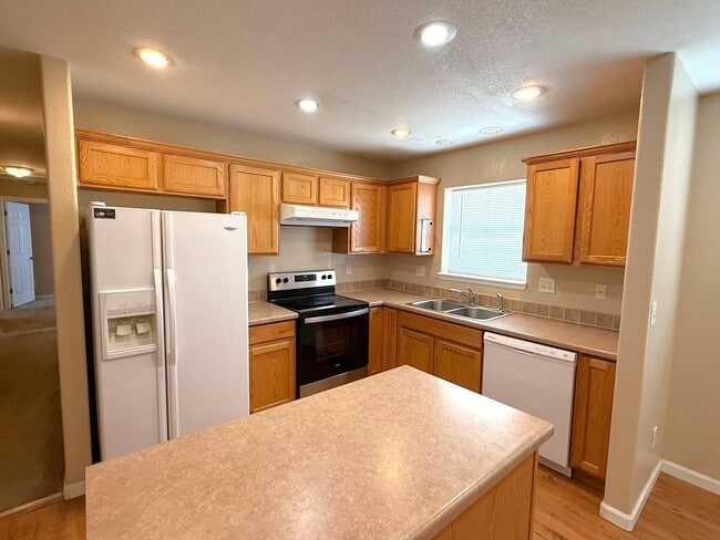 Building Photo - 3 bedroom, 2 bath home with double garage