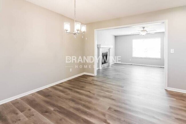 Building Photo - NEW LOWER RENTAL RATE LEASING SPECIAL : Re...