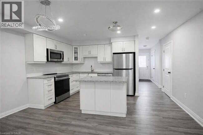 Building Photo - 175 S Creek Dr