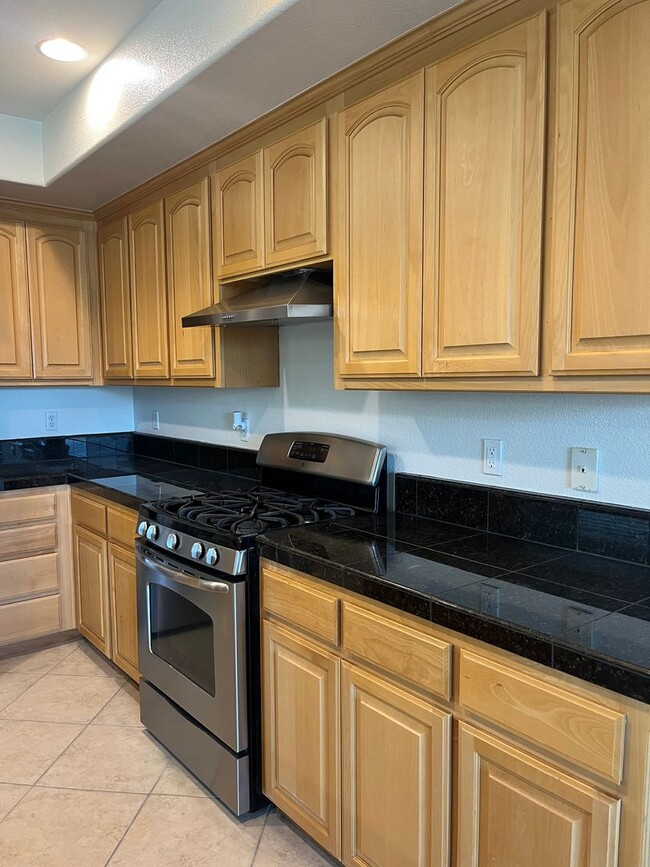 Building Photo - Bright Corner 3BD/3BA Townhome Near BART & Great Mall!
