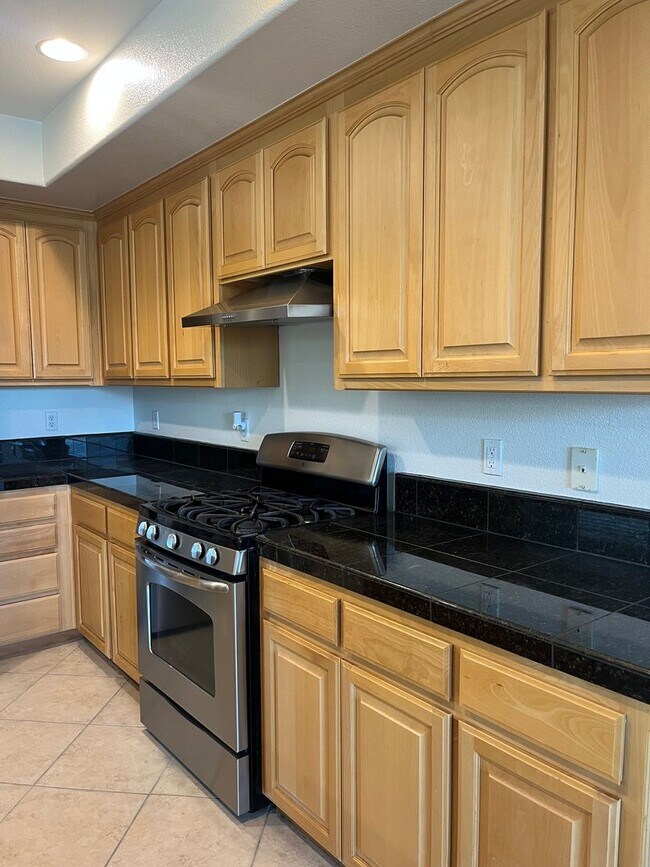 Foto del edificio - Bright Corner 3BD/3BA Townhome Near BART & Great Mall!