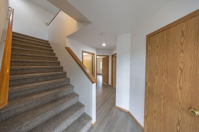 Building Photo - Three bedroom townhouse in Camas.  Built i...