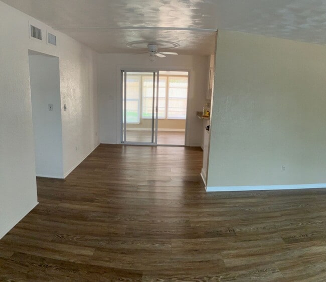 Building Photo - 3 bed 2 bath Home