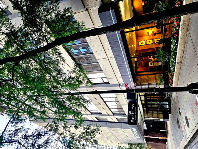 Foto del edificio - 30 E Huron St