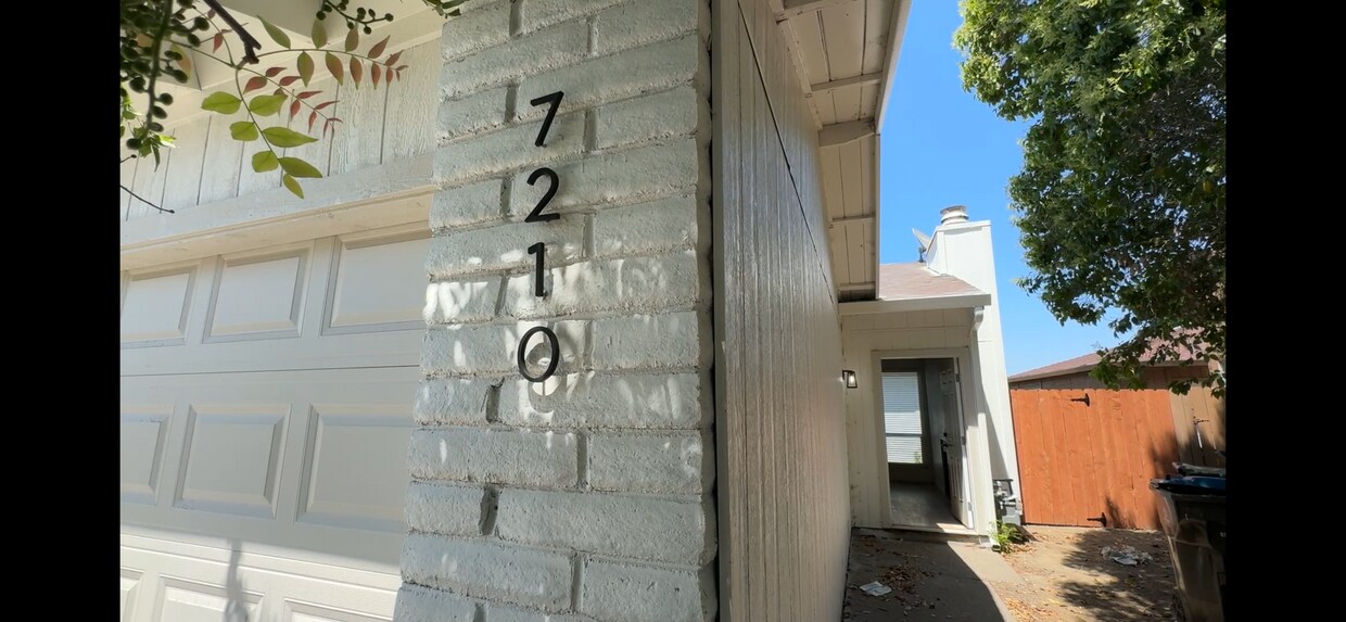 Foto principal - Completely Remodeled Three Bed, Two Bath D...