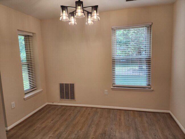 Cena con lámpara de araña nueva - 7908 Pearlbush Dr