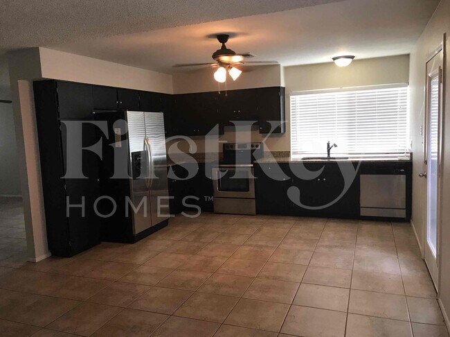 Building Photo - 5520 W Golden Ln