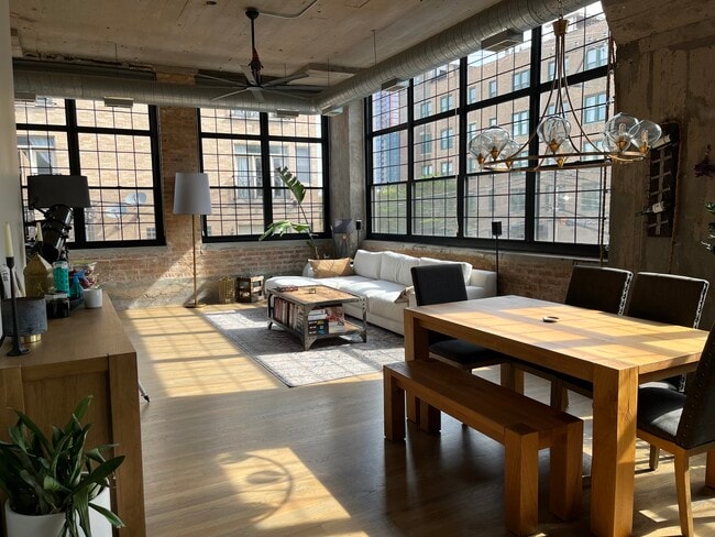 Building Photo - 17 N Loomis St