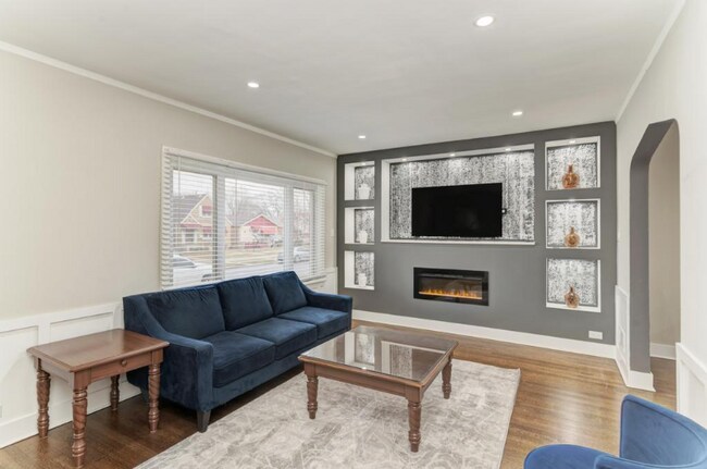 Building Photo - 9830 S Forest Ave