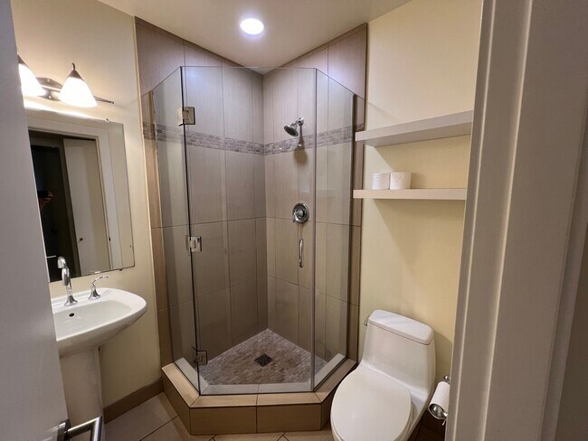 Photo du bâtiment - 1327 Maple St