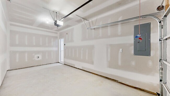Building Photo - Luxurious End Unit