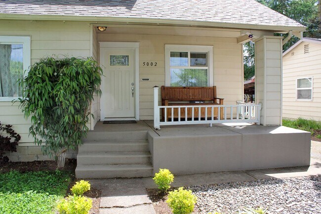 Building Photo - 3 Bedroom 2 Bath Craftsman Bungalow With All The Right Updates - SE Portland