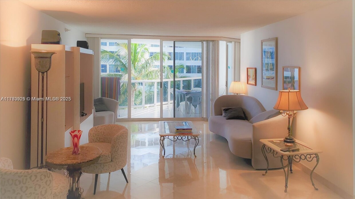 Foto principal - 16711 Collins Ave