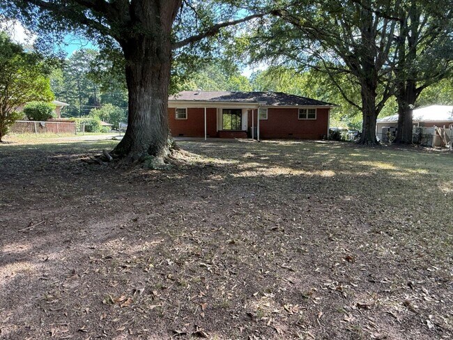 Building Photo - 1343 Oakdale Dr