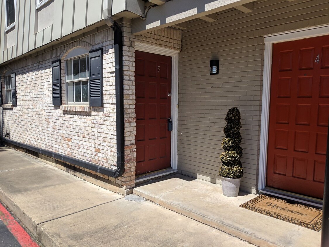 Primary Photo - Central Austin Private Lifestyle!