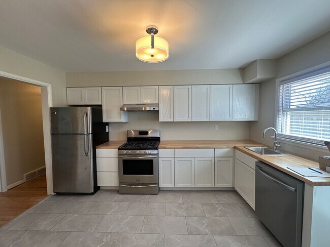 Foto del edificio - 3 bedroom/1.5 bath w/basement in Woodlawn Park. Available mid June