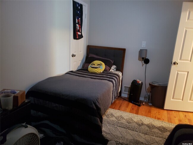 Foto del edificio - 215-32 23rd Rd