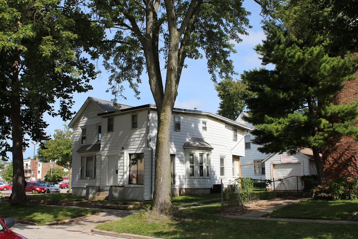 Primary Photo - 402 E Stoughton St