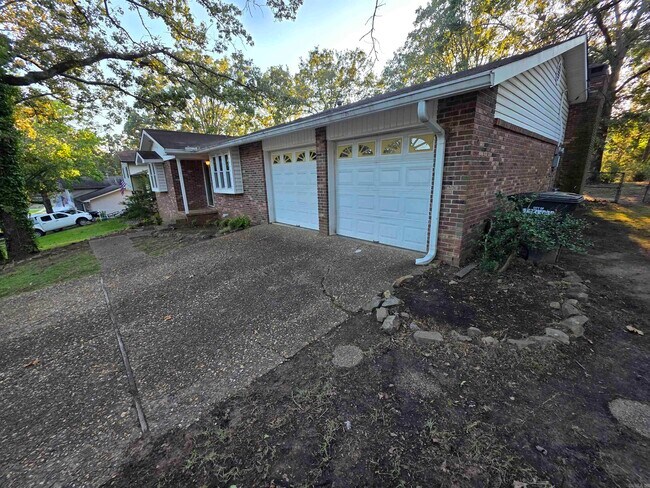 Foto del edificio - 8303 Pennwood Dr