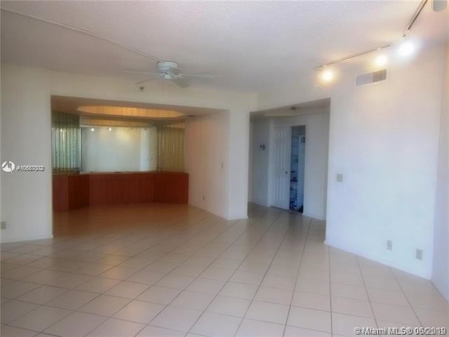 Building Photo - 3610  Yacht Club Dr  1008