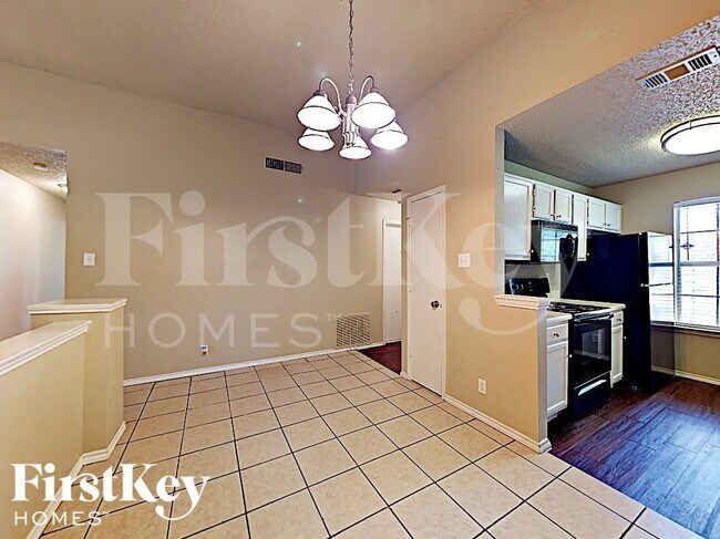 Building Photo - 1409 Grovecrest Dr