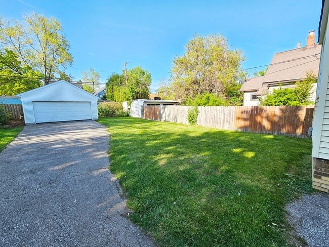 Building Photo - 3 Bed - 1 Full Bath Colonial available for...
