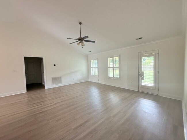 Foto del edificio - Stunning 3-Bedroom, 2-Bathroom Home in Mad...