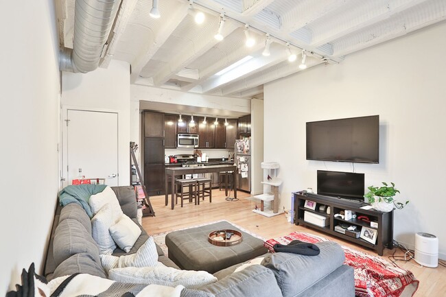 Building Photo - Wicker Park Huge 2 Bedroom Loft With Soaring Ceilings