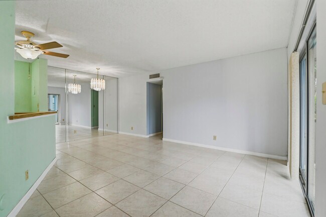 Foto del edificio - 7535 S Oriole Blvd