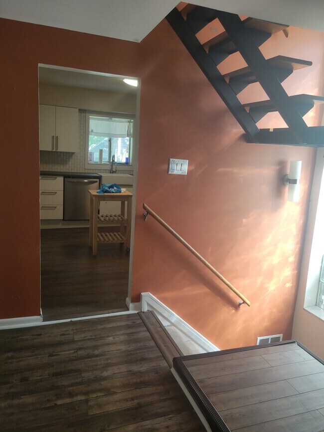 Escaleras de entrada y cocina - 1043 S Trenton Ave