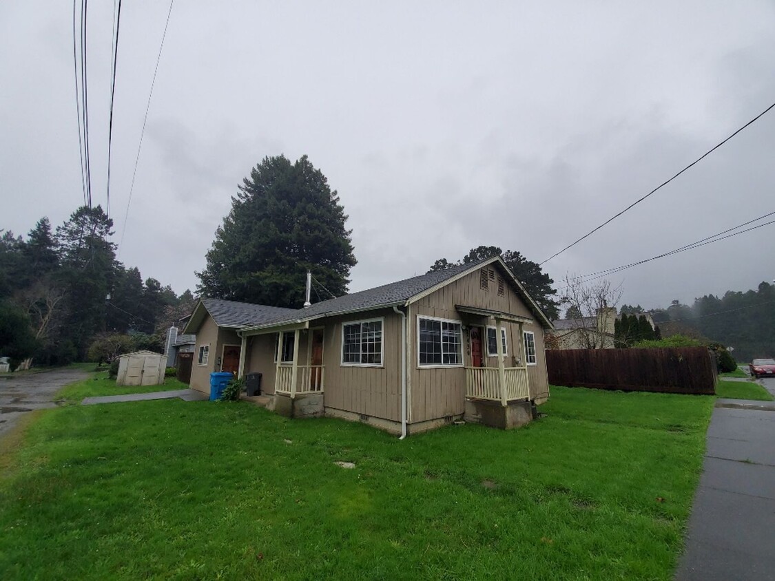 Primary Photo - 4-Bedroom home located close to the Eureka...
