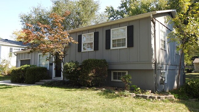 Building Photo - 4bed 2 bath in Overland Park off 95th & Lo...