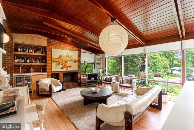 Foto del edificio - 7703 Poplar Tree Ln