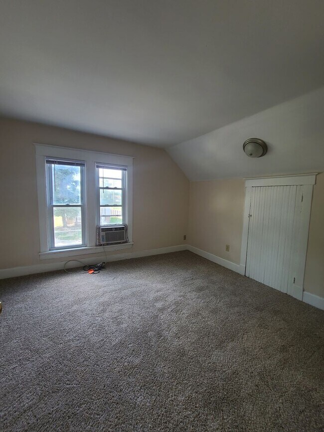 Building Photo - 3 Bedroom House, Champaign IL