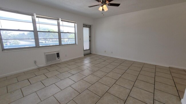 Building Photo - 368 Camden P