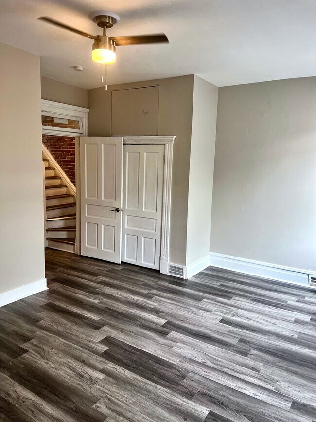 Building Photo - *** Apartment in South Oakland * Spacious & Renovated * Pet Friendly * Walk to Pitt * Exposed Bri...