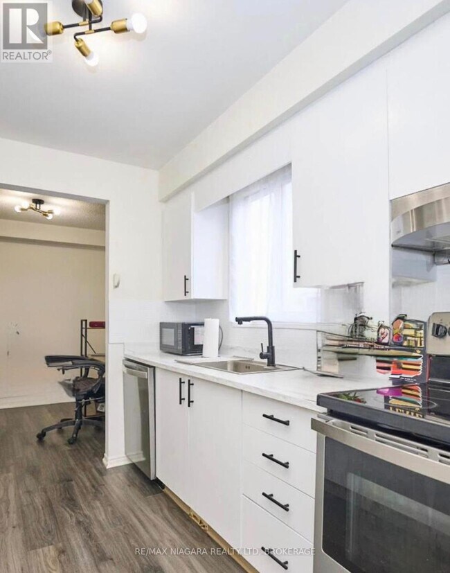 Building Photo - 20 Station St