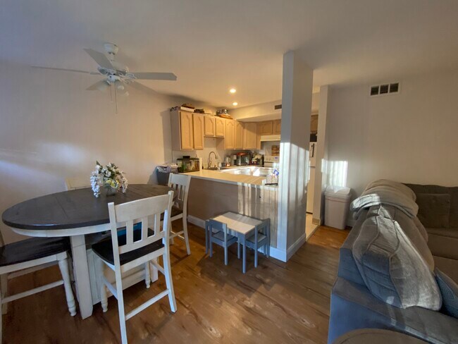 Foto del edificio - 229 Bacon Pond Rd