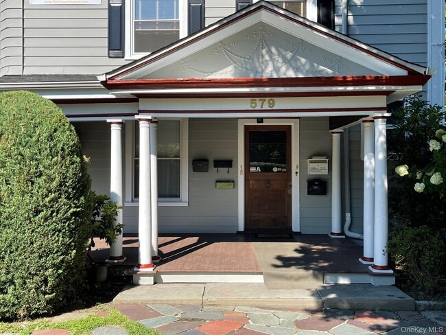 Building Photo - 579 Broadway