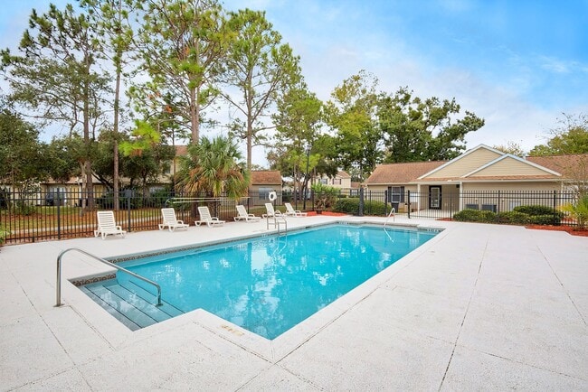 Building Photo - Pinewood Pointe