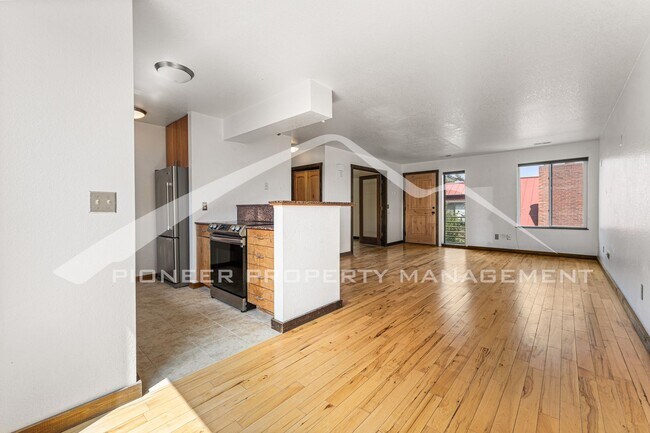 Building Photo - Charming condo with Central AC!
