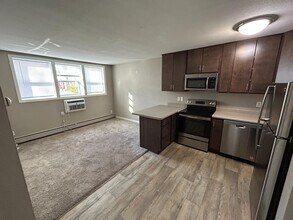 Building Photo - 410 6th St SE