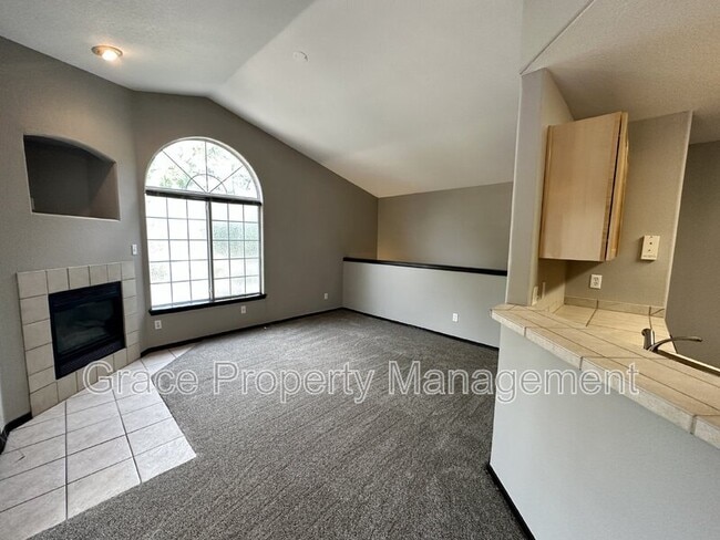 Building Photo - 8757 E Dry Creek Rd