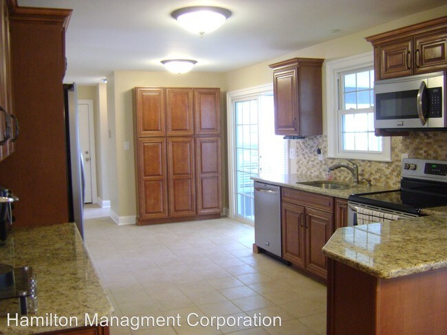 Building Photo - 3333 Skyline Dr