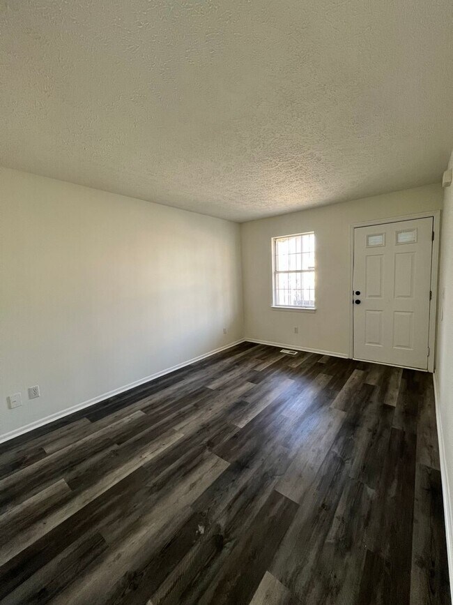 Building Photo - Amazing 3 bed 1.5 bath for rent!