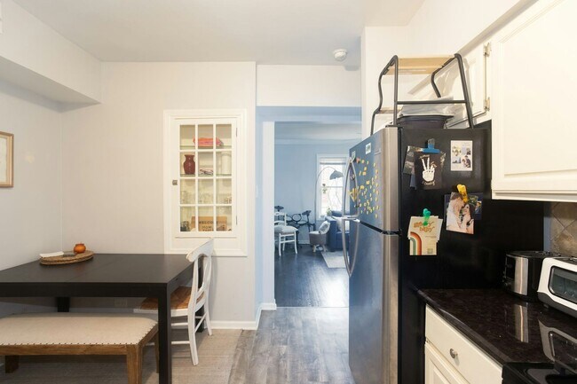 Foto del edificio - 3708.1 N Sheffield Ave