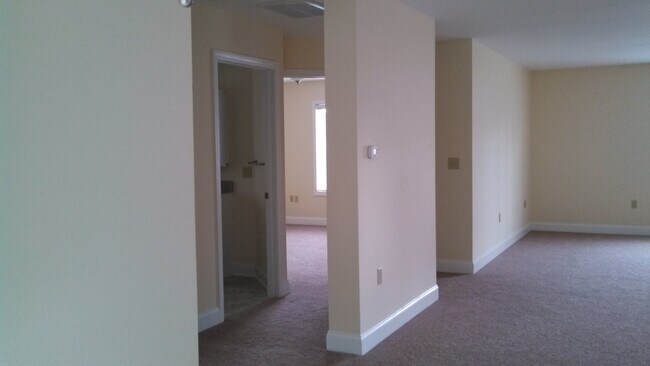 Building Photo - 244 N Hampton St