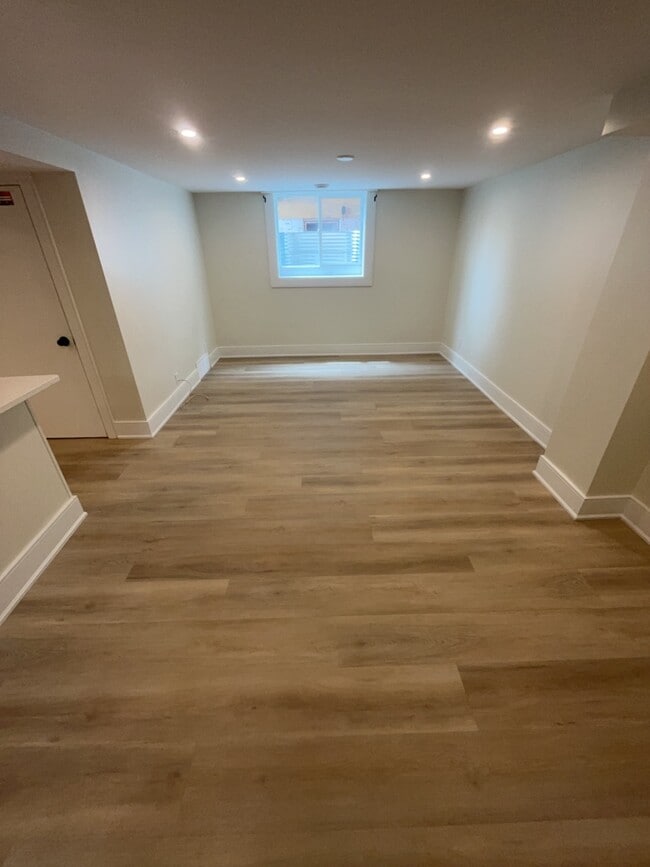 Building Photo - 22 Southview Av